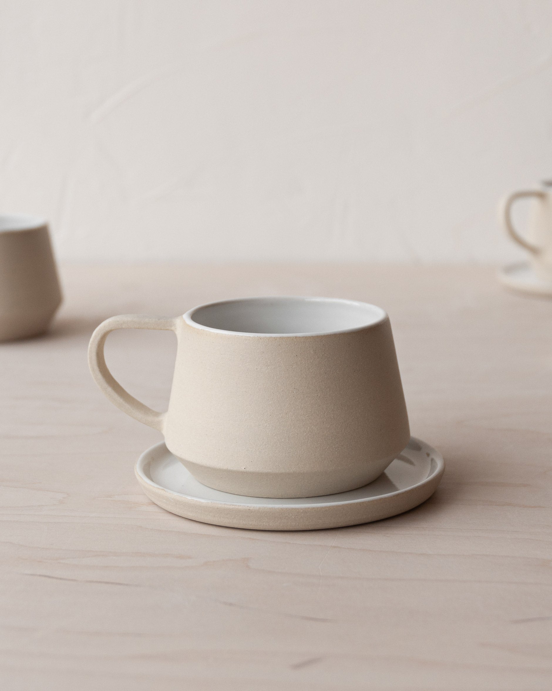 witte koffiekop met oor uit handgemaakte keramiek