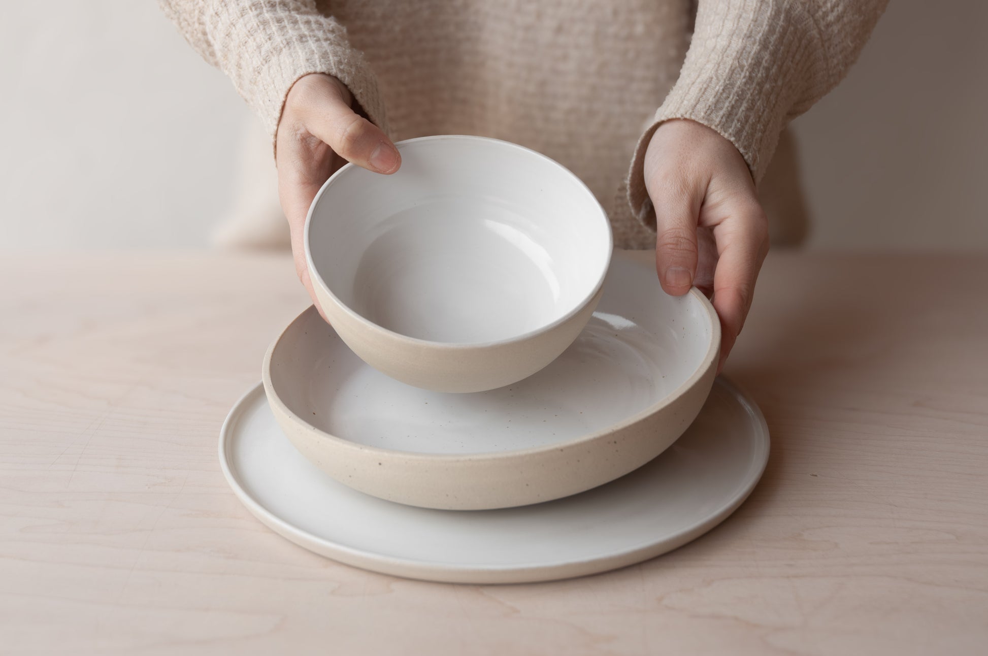 handen houden handgemaakt keramiek servies vast